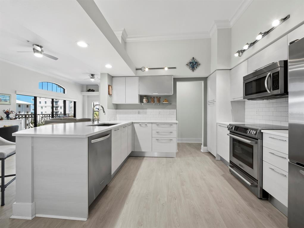 205 Golden Gate Point, Unit 401 Sarasota, FL 34236 - Photo 9 of 63