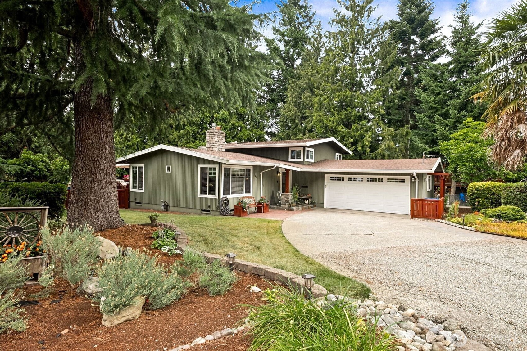 20623 98th Place South Kent, WA 98031 - Photo 2 of 37 a front view of a house with a garden