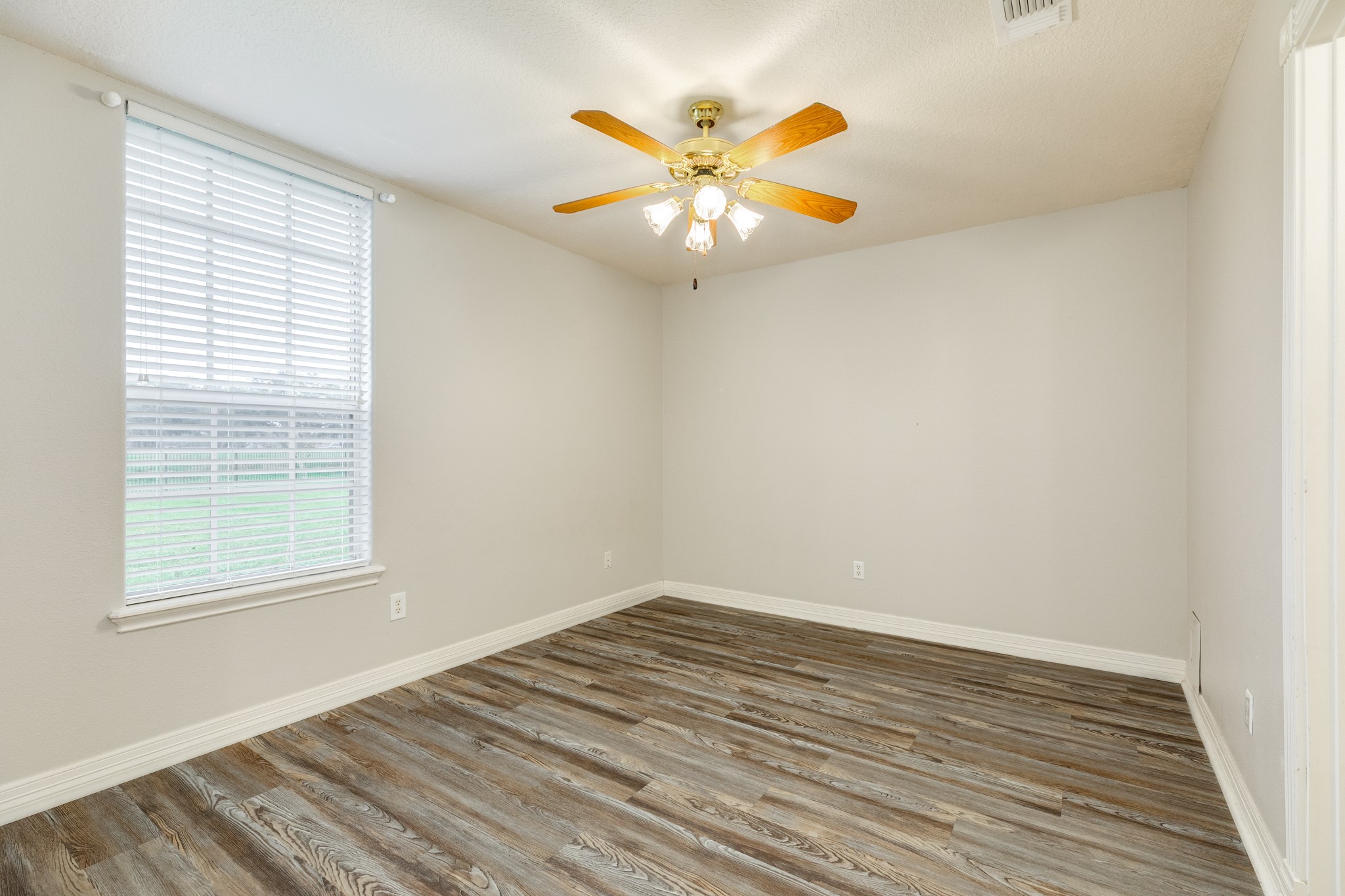 900 Enchanted Oaks Drive Angleton, TX 77515 - Photo 24 of 36 an empty room with a window and a ceiling fan