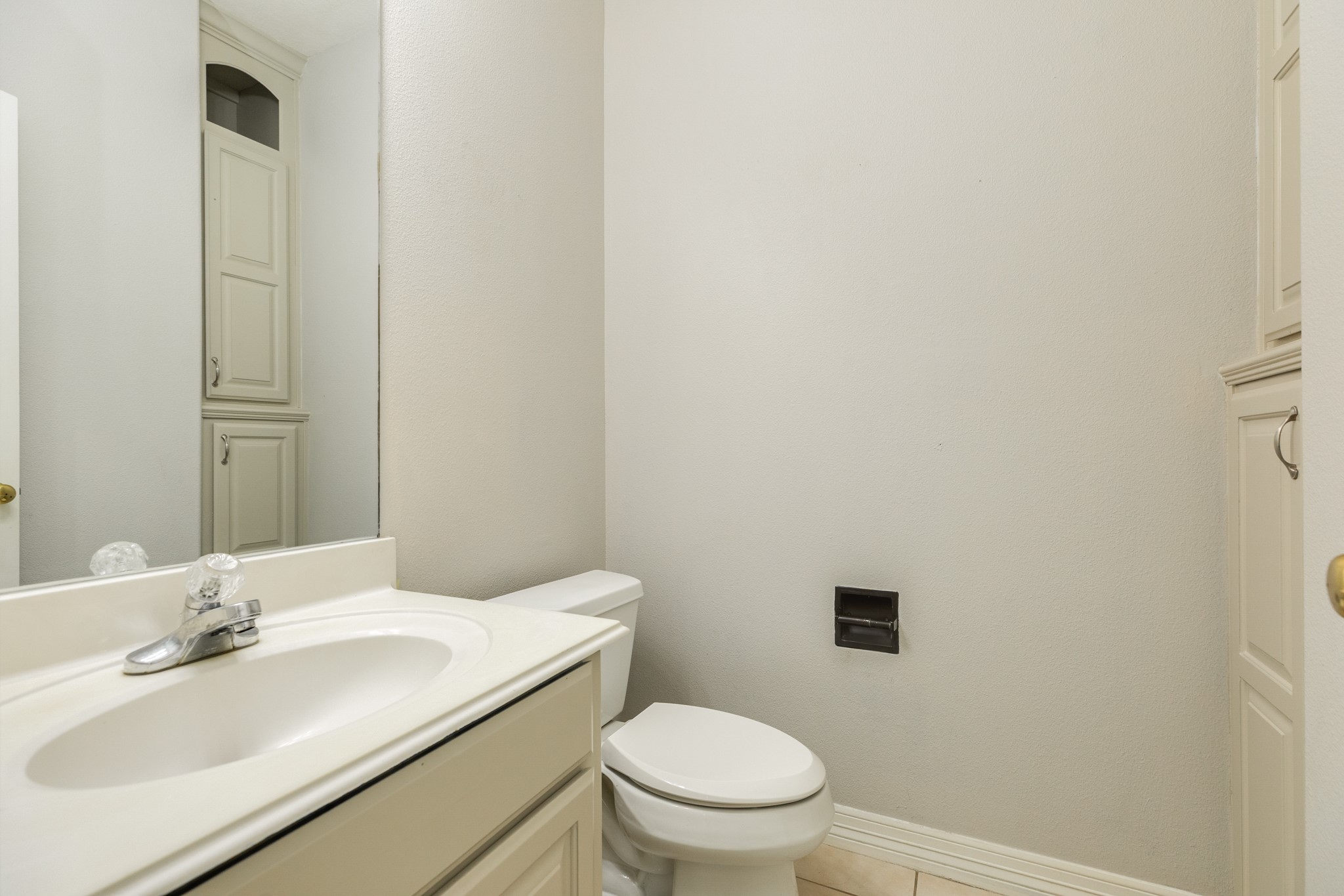 900 Enchanted Oaks Drive Angleton, TX 77515 - Photo 28 of 36 a bathroom with a toilet a sink and mirror