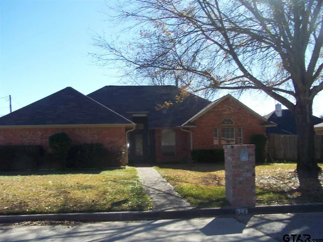 a front view of house with yard and garage
