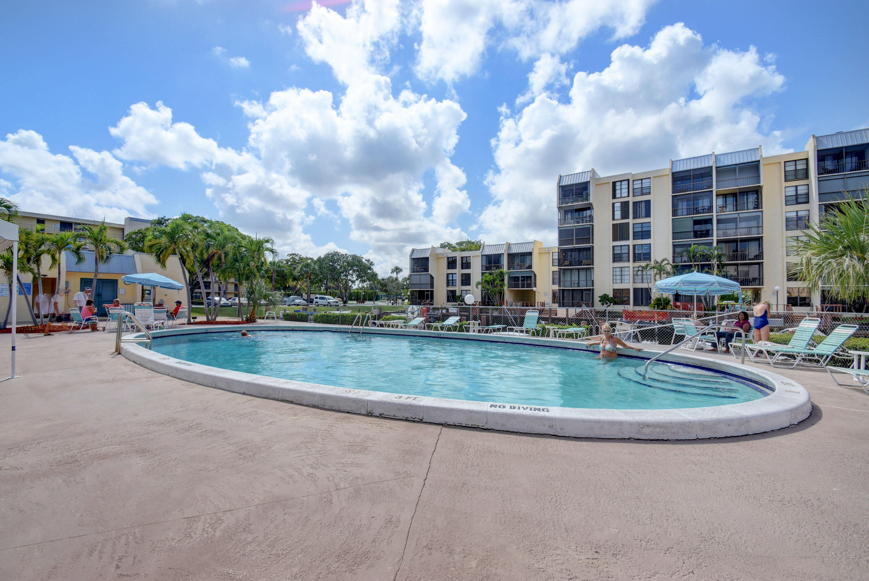 4 Royal Palm Way, Unit 6020 Boca Raton, FL 33432 - Photo 35 of 41 a view of a fountain in front of a building