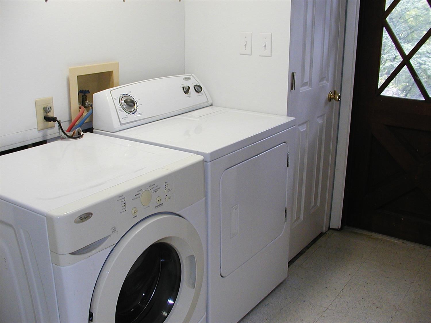 8775 North Applegate Road Grants Pass, OR 97527 - Photo 21 of 31 a utility room with dryer and washer