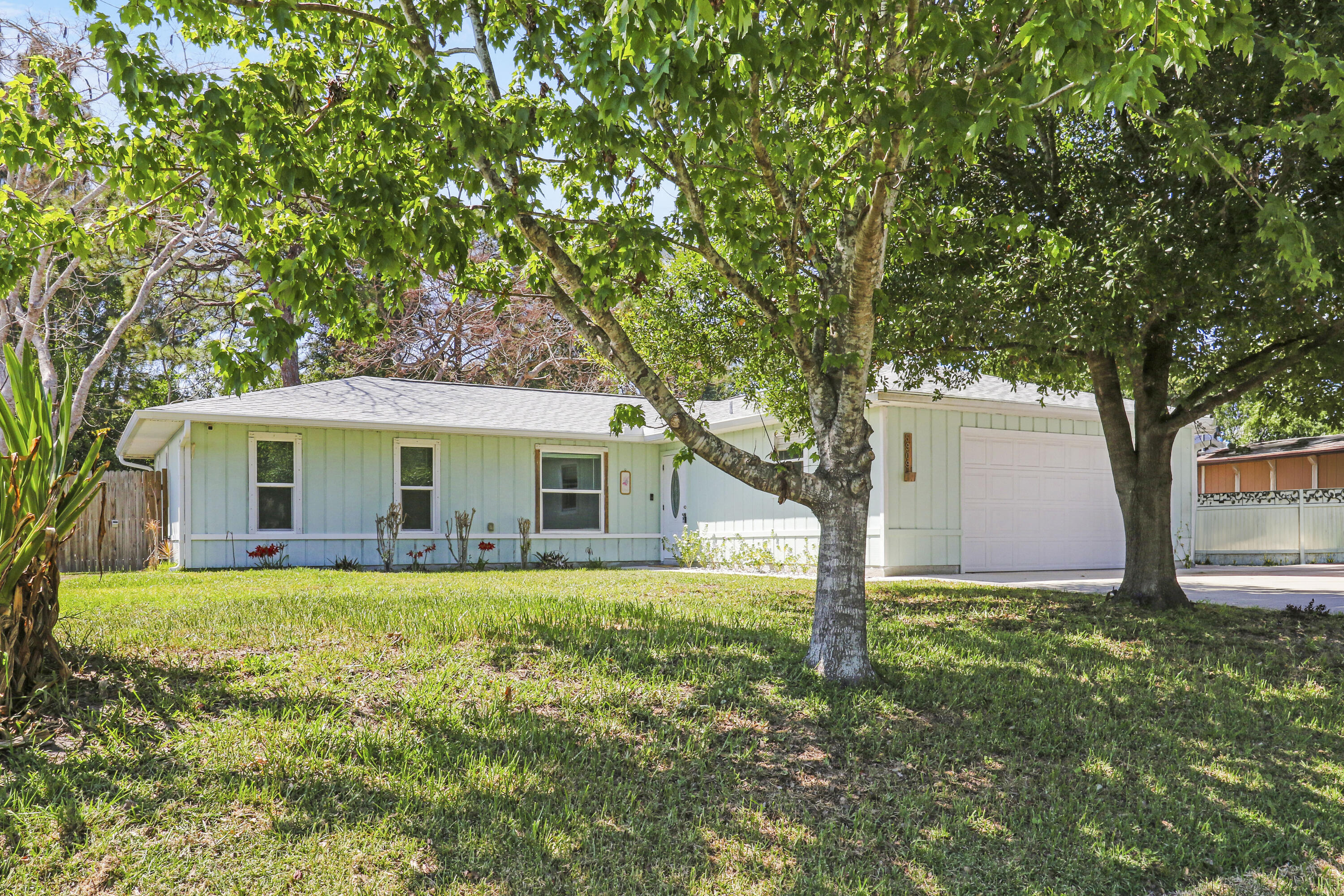 a view of a house with a yard