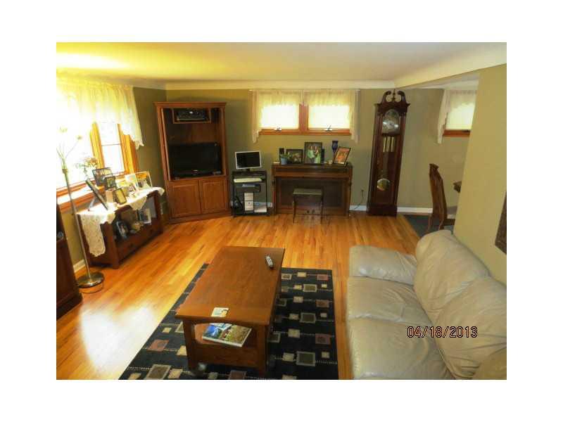 225 Cascade Road Forest Hills, PA 15221 - Photo 3 of 20 Living Room.