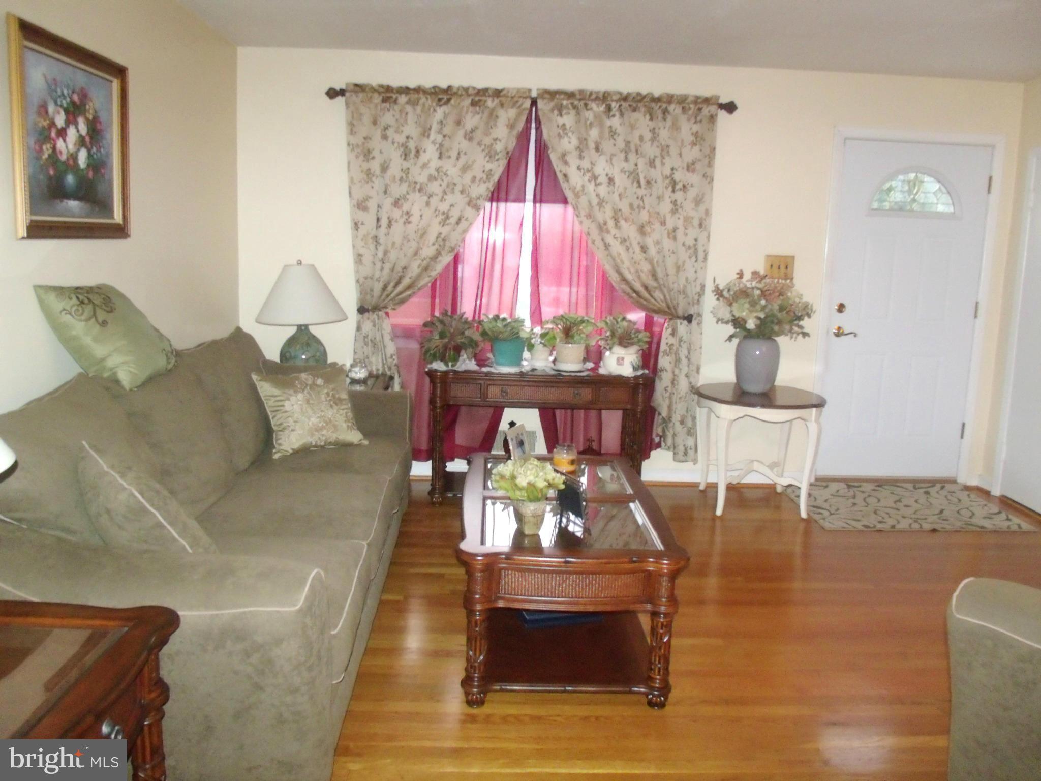 1539 Nicolay Way Baltimore, MD 21221 - Photo 7 of 13 Living Room