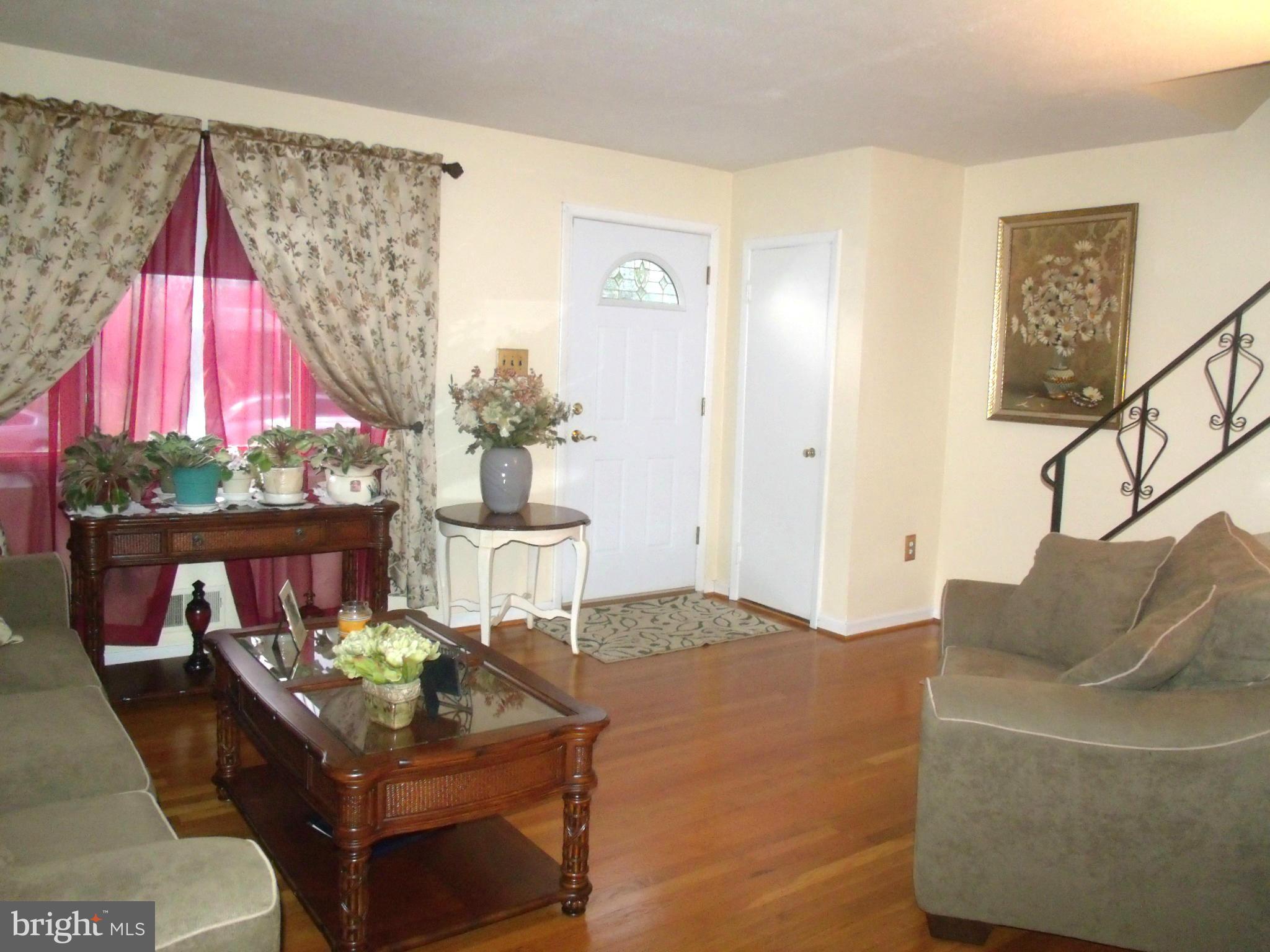 1539 Nicolay Way Baltimore, MD 21221 - Photo 8 of 13 Living Room