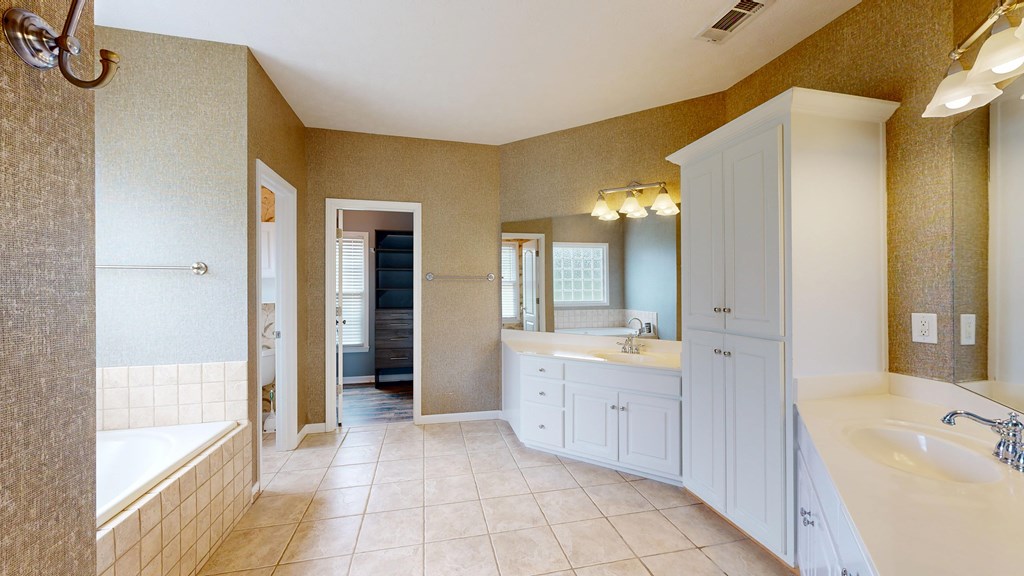 4756 Timarron Loop Columbus, GA 31909 - Photo 30 of 95 Master bathroom