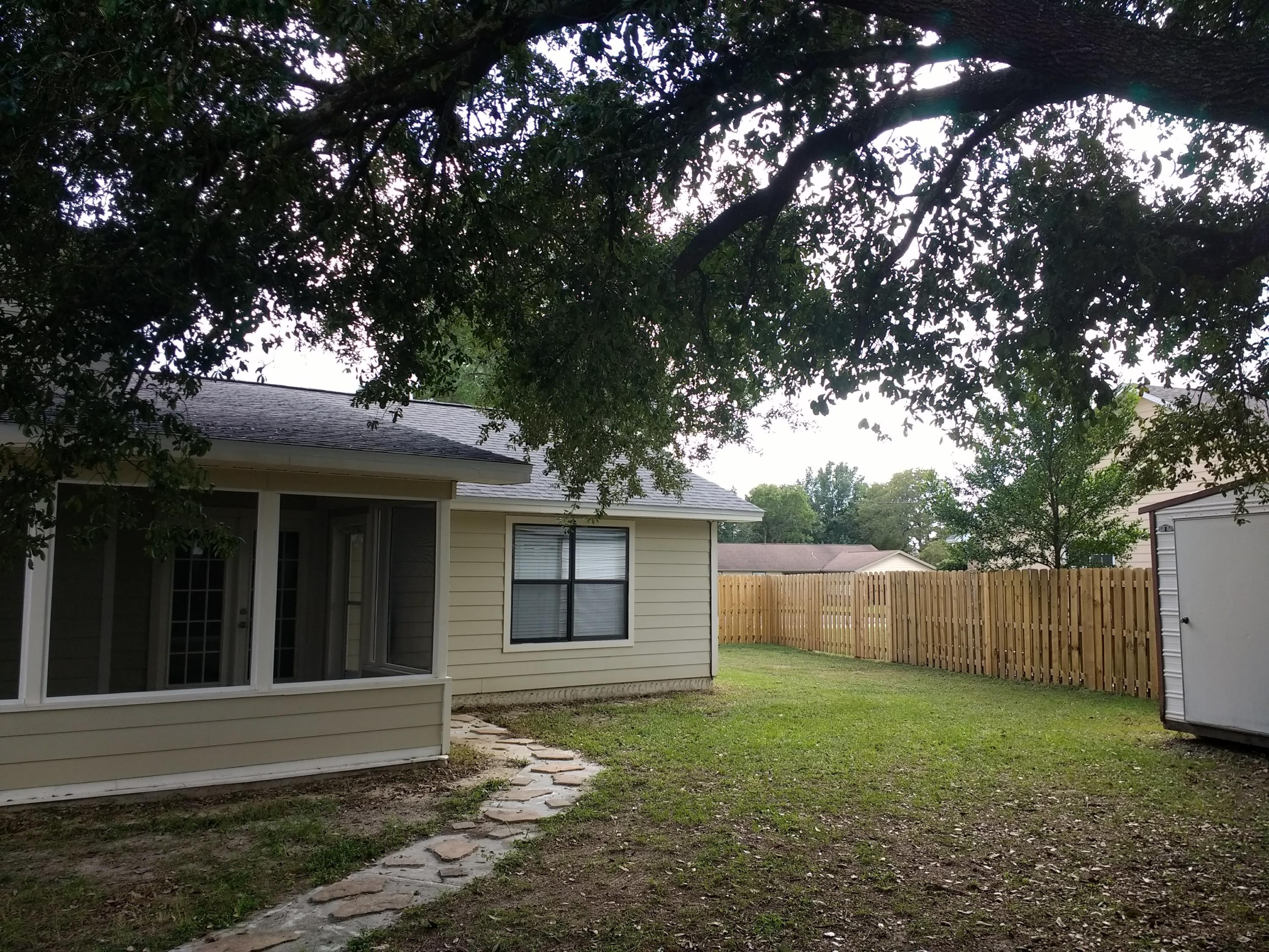 801 Cloverview Drive Crestview, FL 32536 - Photo 22 of 28 a backyard of a house with lots of green space