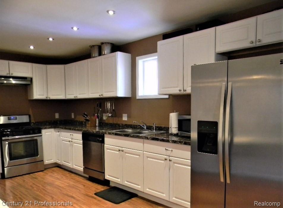 3300 Crooks Road Rochester, MI 48309 - Photo 9 of 19 SS Appliances with gas stove