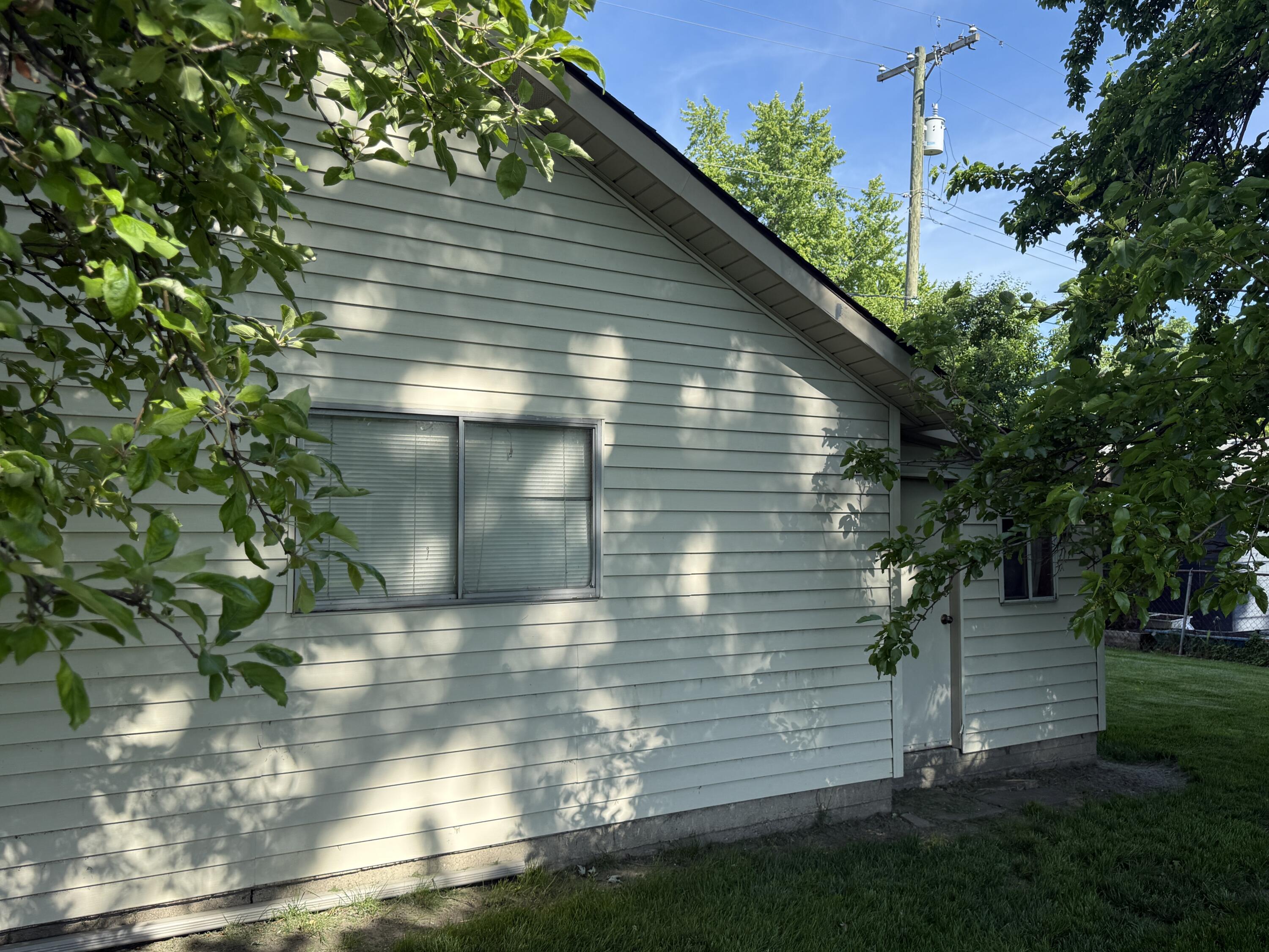 2060 Oakcrest Road Sterling Heights, MI 48310 - Photo 6 of 18 05