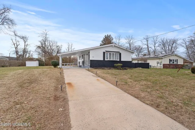 a view of a house with a yard