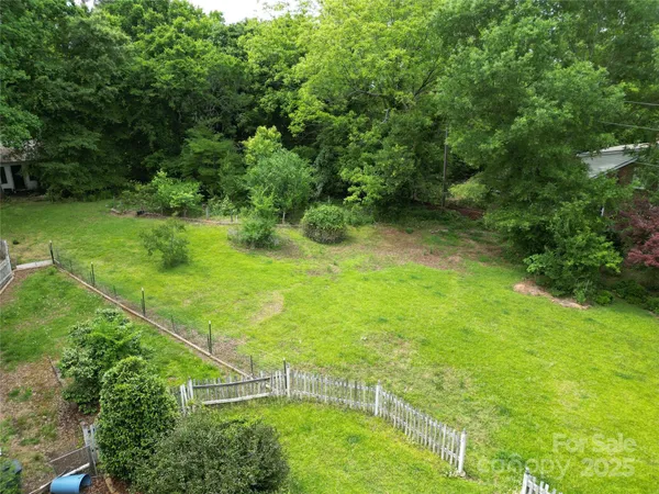 a view of an beautiful outdoor space