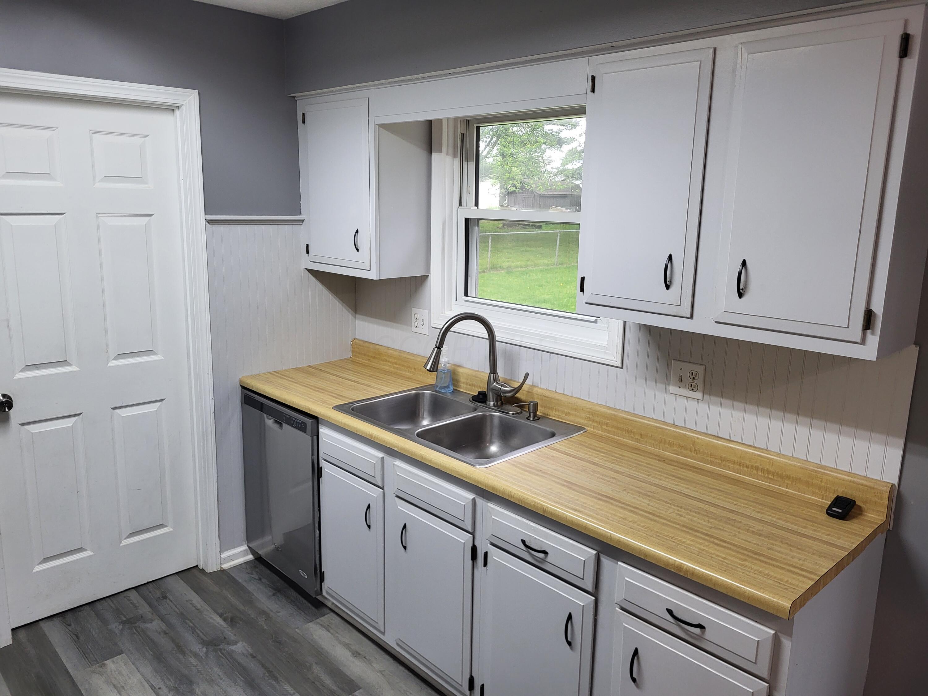 1852 Churchill Downs Road Newark, OH 43055 - Photo 8 of 17 Kitchen