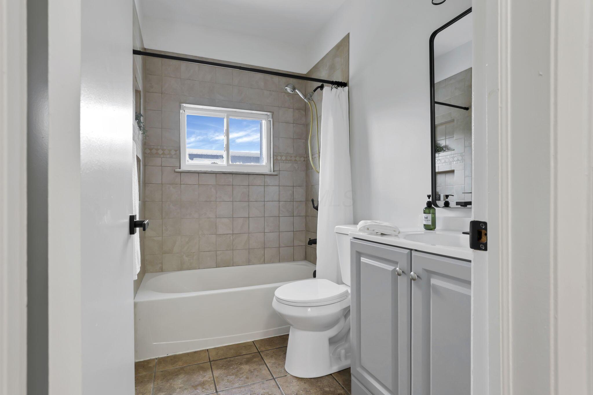 180 North Harding Road Columbus, OH 43209 - Photo 4 of 38 Full Bathroom
