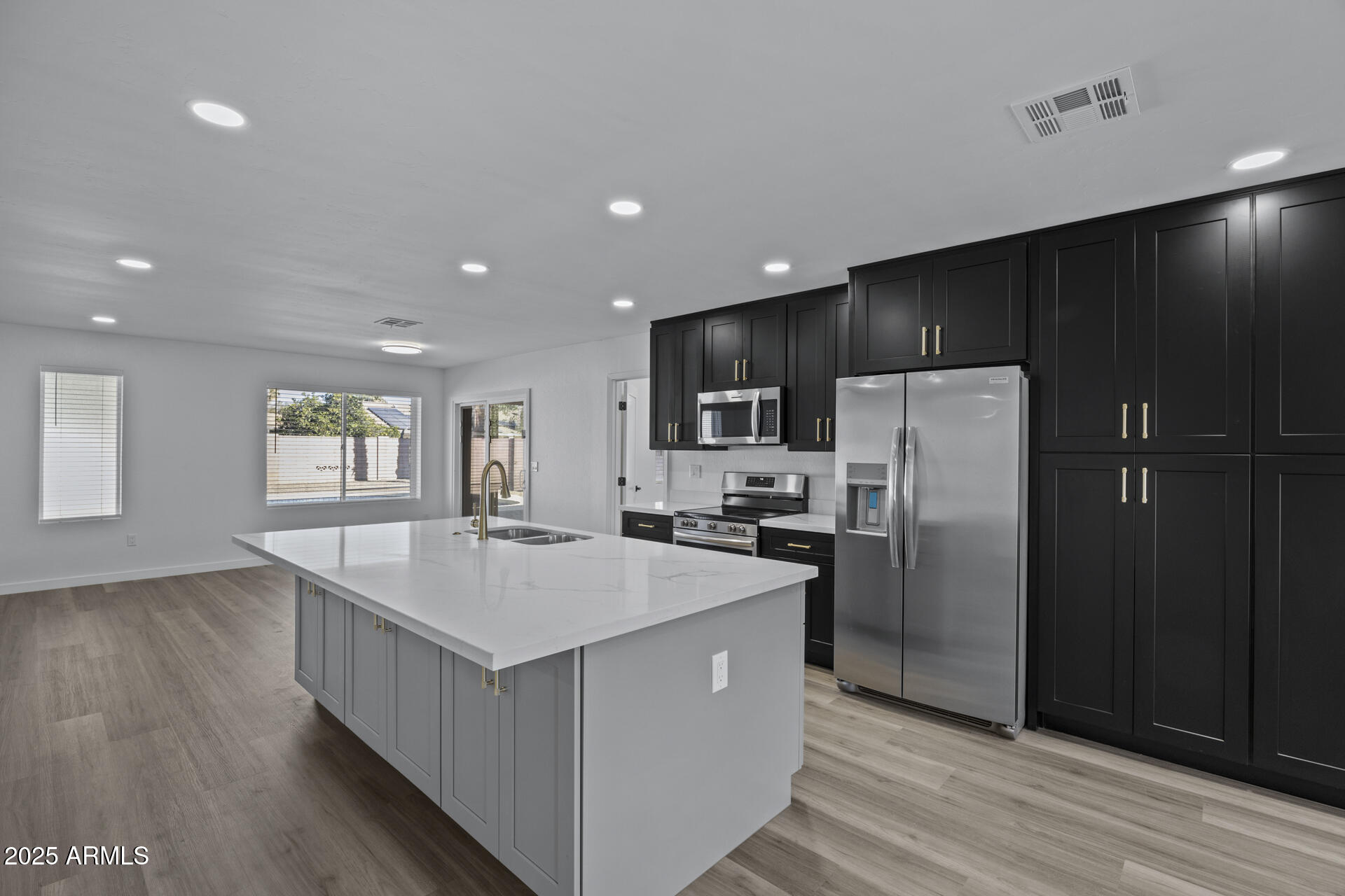 108 East Angela Drive Phoenix, AZ 85022 - Photo 10 of 33 1-14