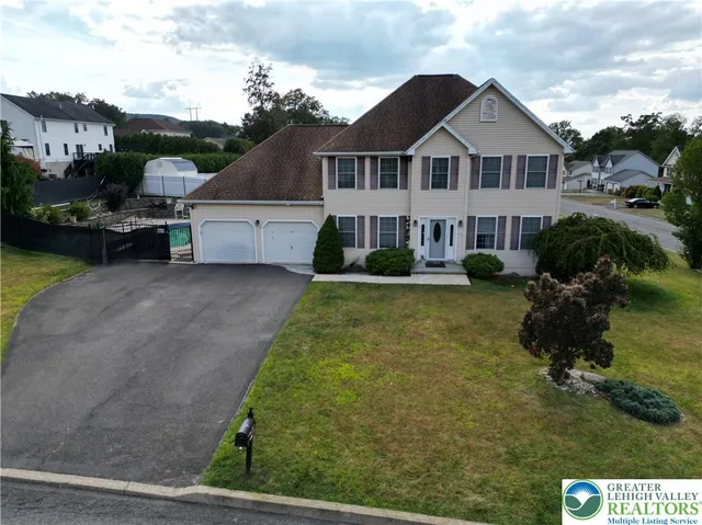 a view of a yard in front of house