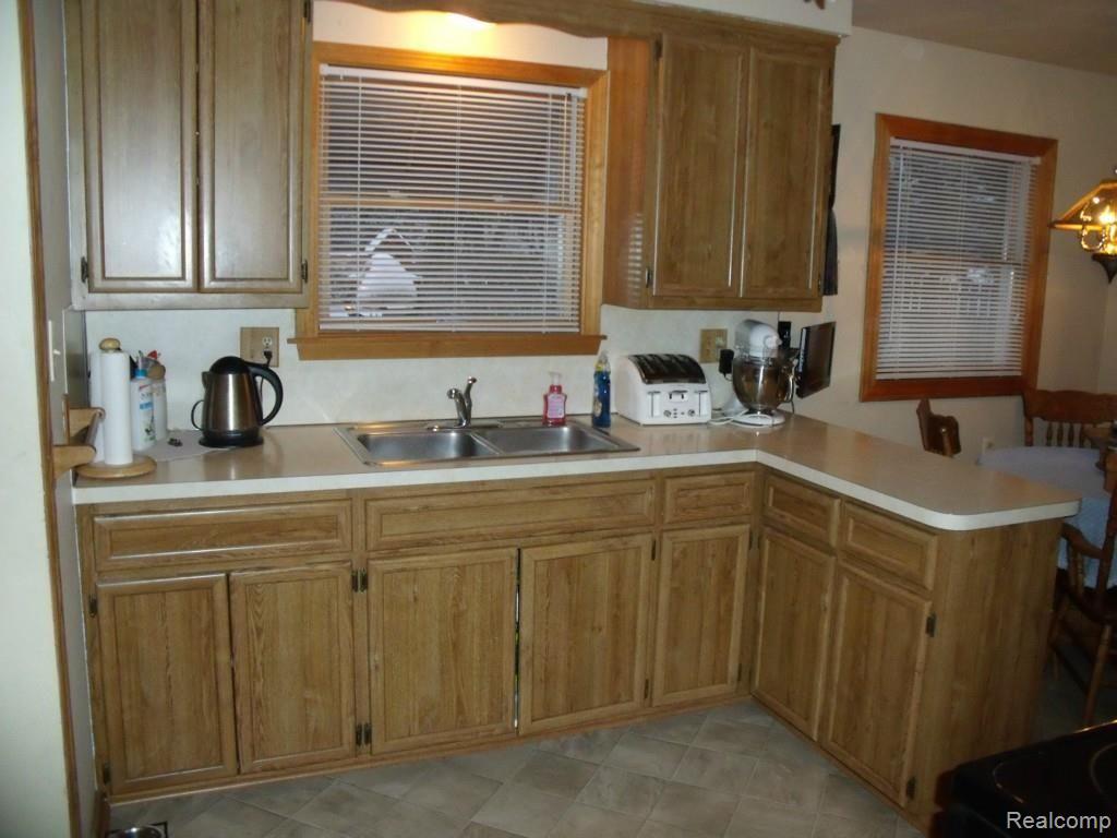 16955 Inkster Road Livonia, MI 48152 - Photo 9 of 13 8 kitchen.jpg