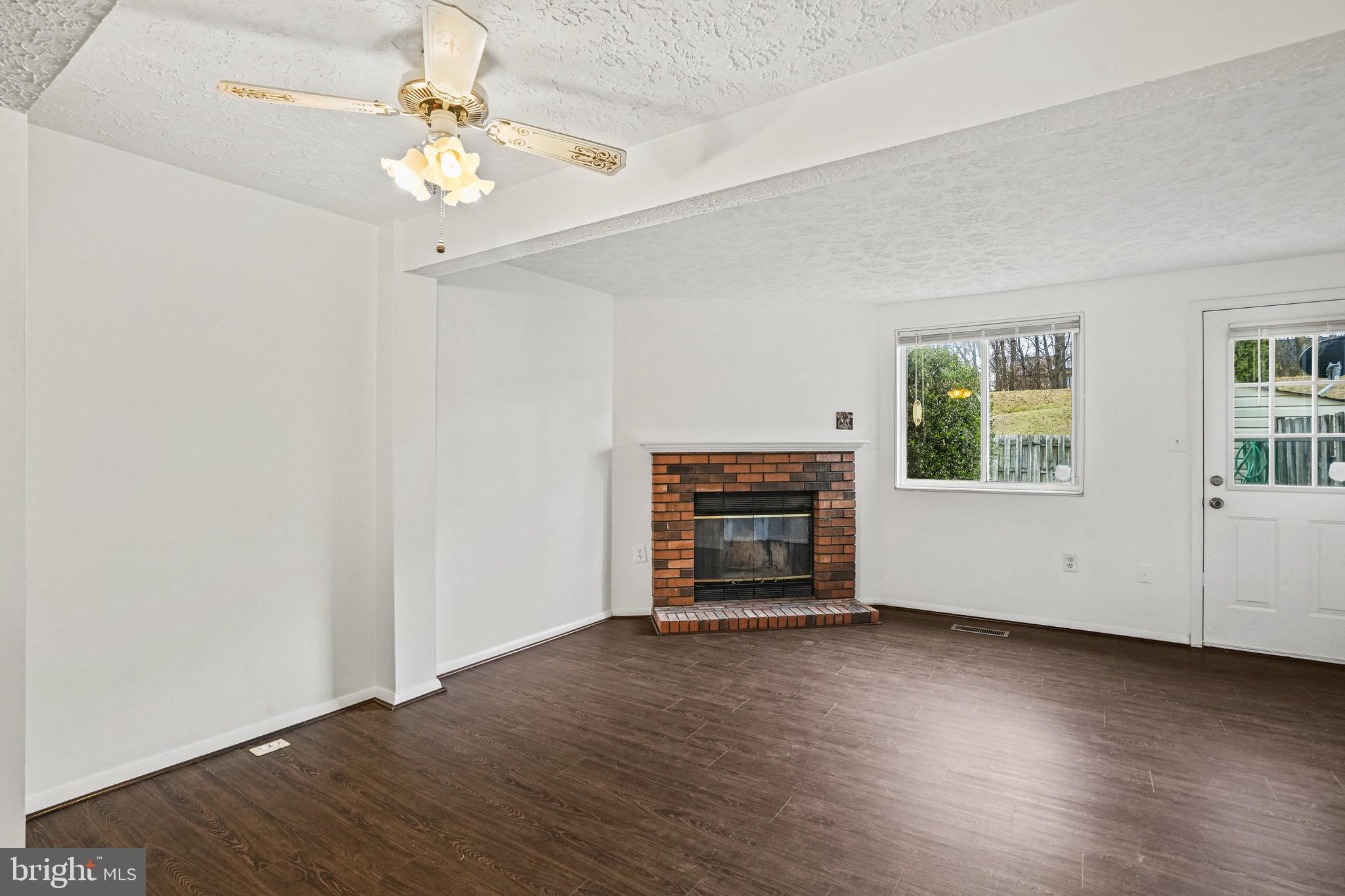 3525 Laurel View Court Laurel, MD 20724 - Photo 6 of 19 Family area