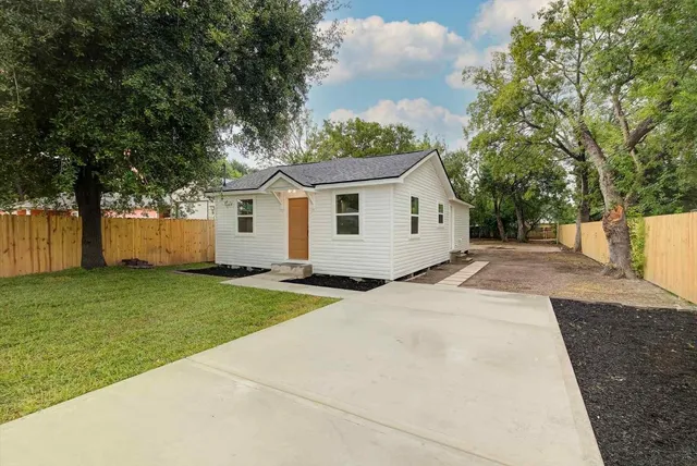 $1,900 | 2805 2nd Avenue North, Texas City, TX 77590