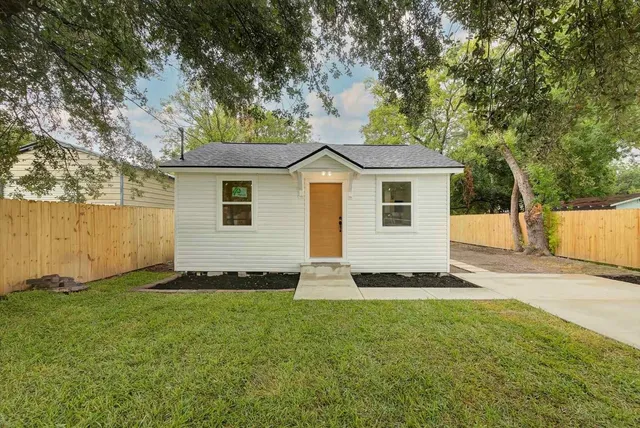 $1,900 | 2805 2nd Avenue North, Texas City, TX 77590