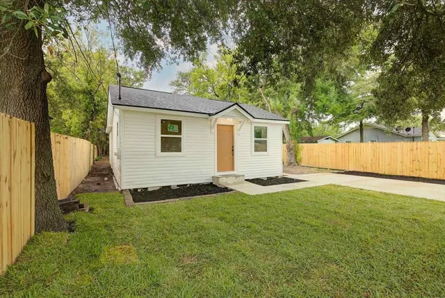 $1,900 | 2805 2nd Avenue North, Texas City, TX 77590