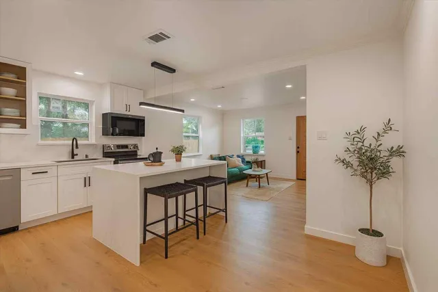 $1,900 | 2805 2nd Avenue North, Texas City, TX 77590