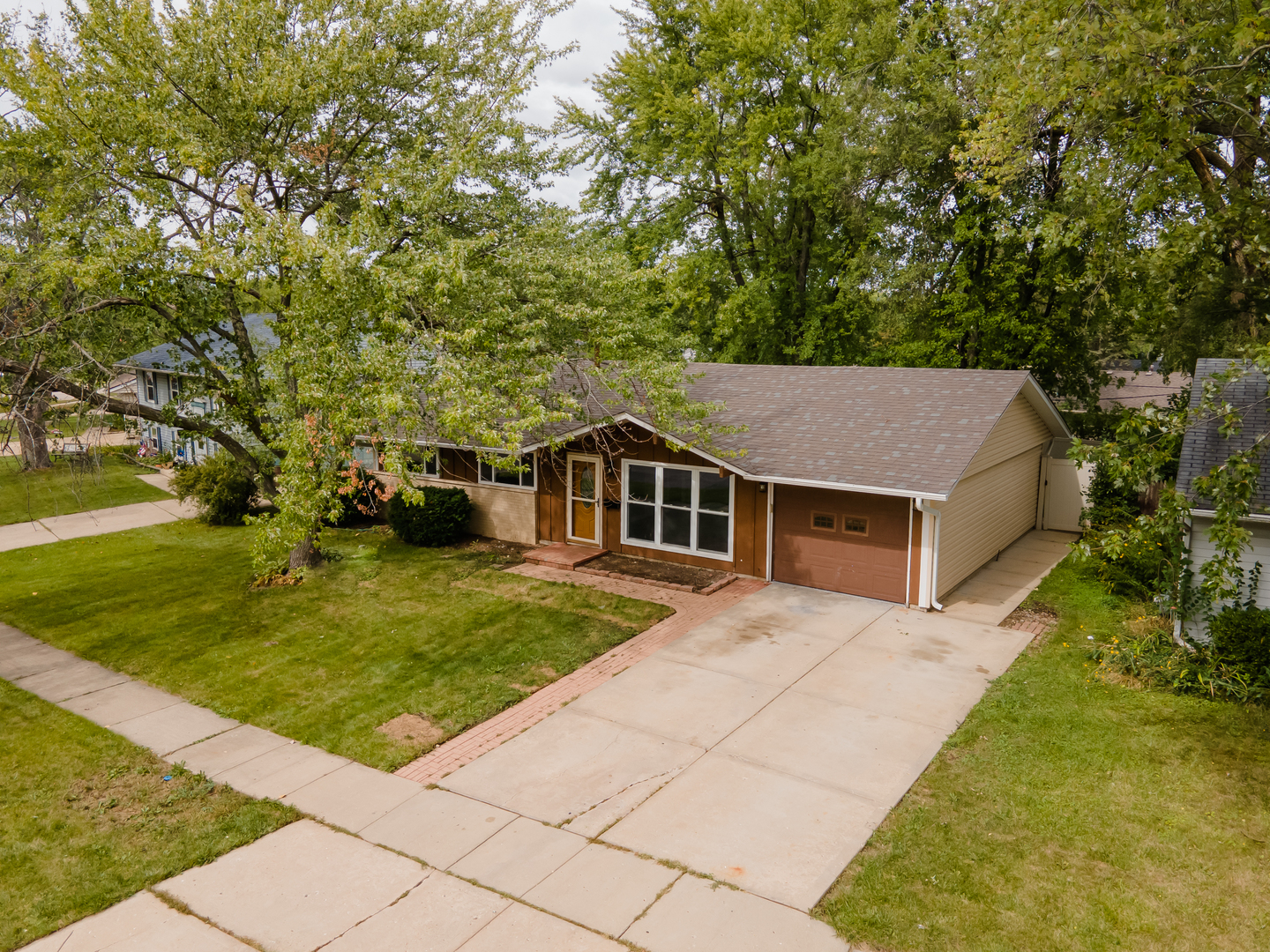 734 Surrey Drive Streamwood, IL 60107 - Photo 4 of 36 a backyard of a house with table and chairs