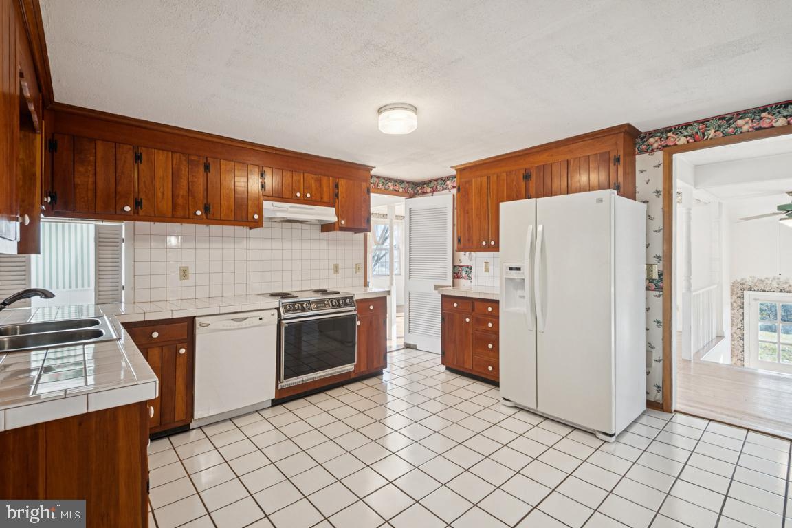 2701 Carrollton Road Finksburg, MD 21048 - Photo 26 of 66 a kitchen with stainless steel appliances granite countertop a refrigerator sink and stove