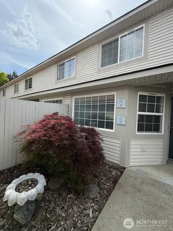 a view of a house with backyard and garden