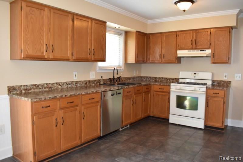 2 KITCHEN.JPG