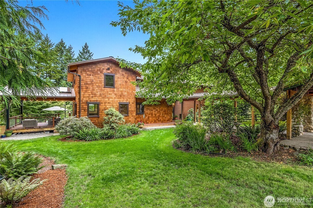 a view of a house with backyard and garden
