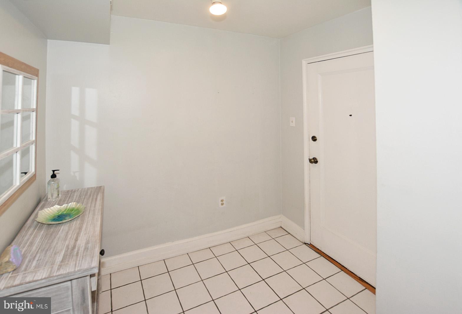 2902 13th Road South, Unit 102 Arlington, VA 22204 - Photo 2 of 20 Foyer with closet and room for entryway table