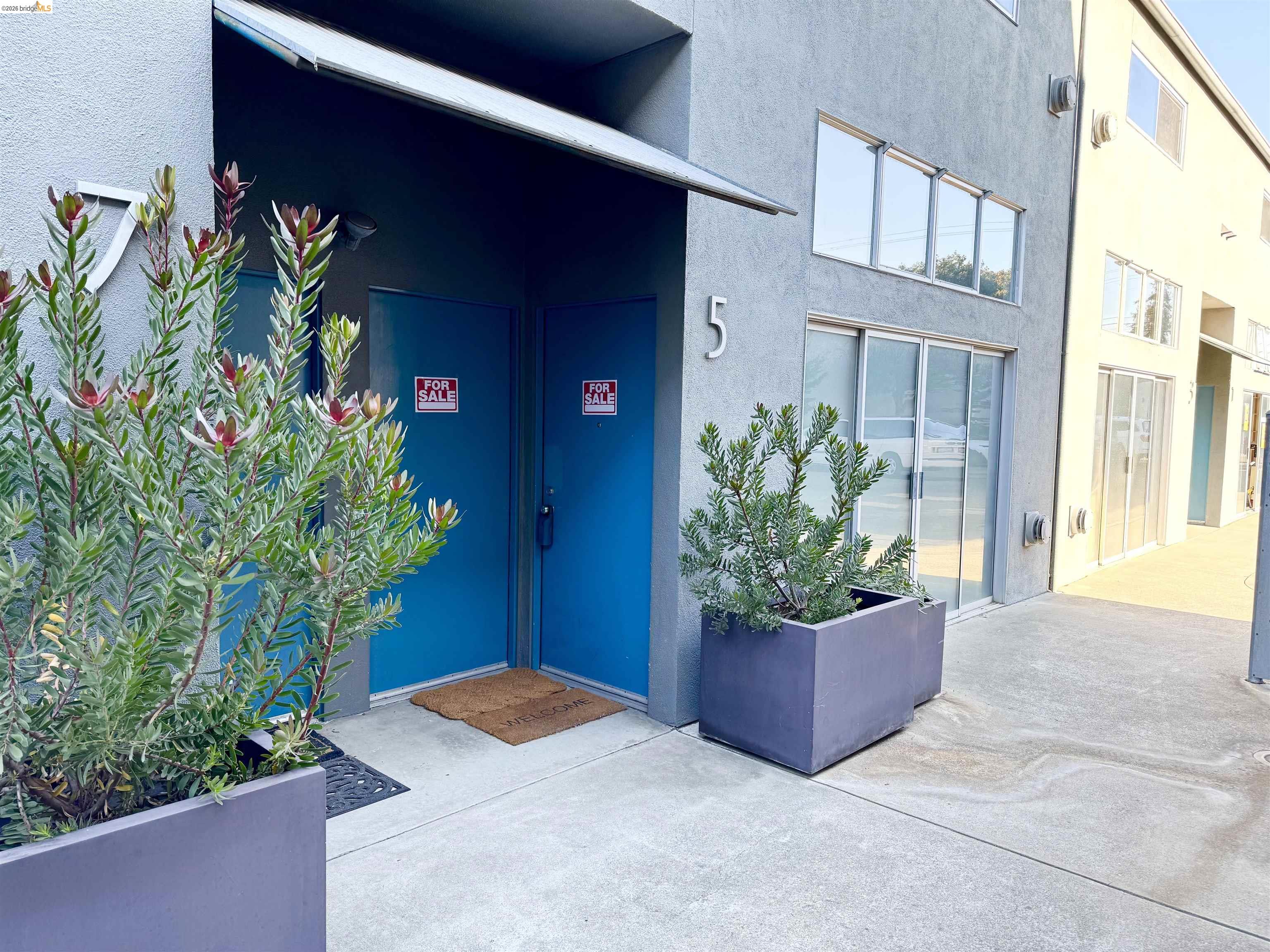 1450 Fourth Street, Unit 5 Berkeley, CA 94710 - Photo 12 of 26 a house with a flower garden