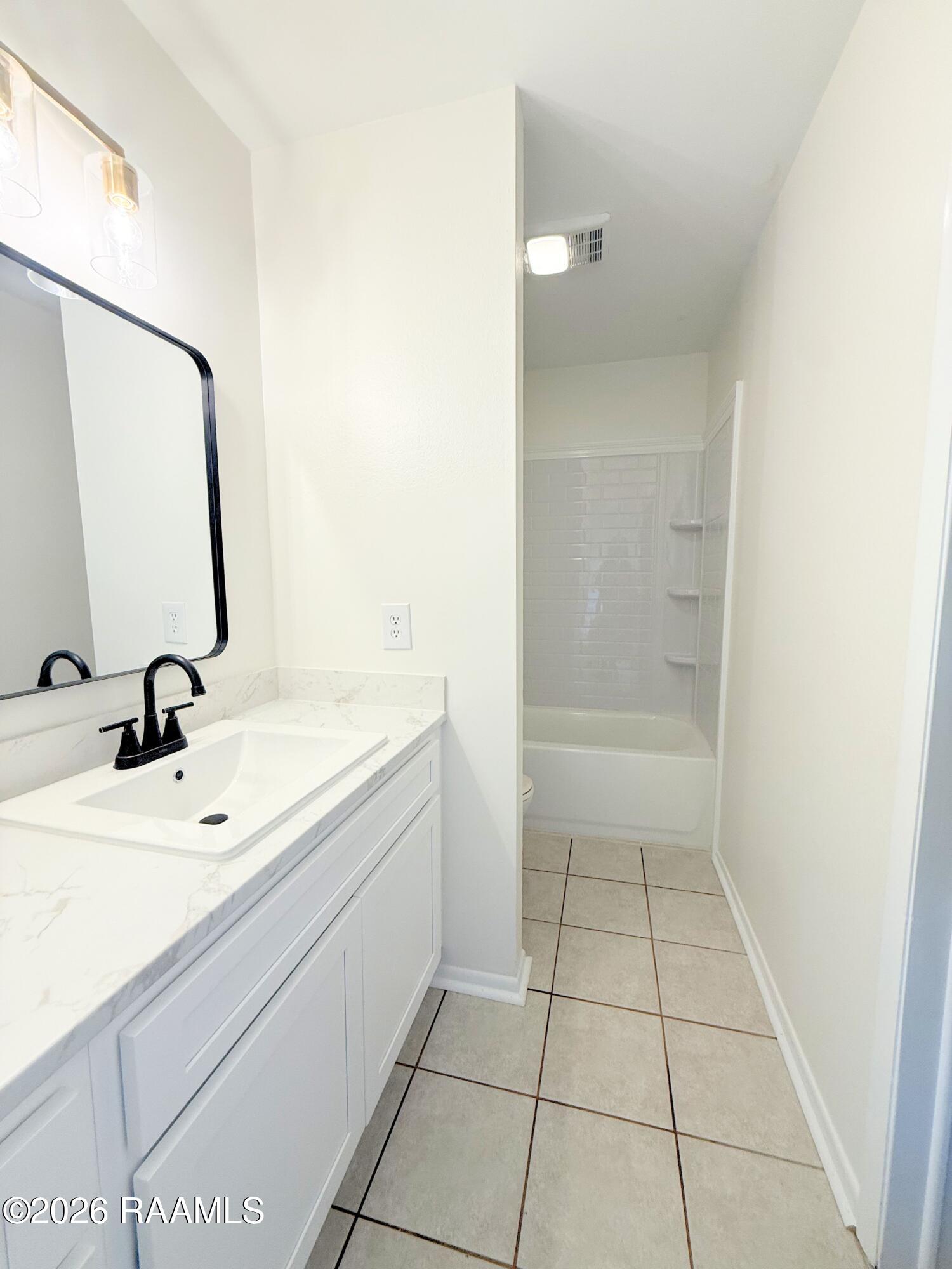 208 Castle Row Lafayette, LA 70506 - Photo 14 of 16 Primary Bath