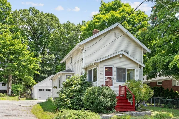 a view of a house with yard and plants