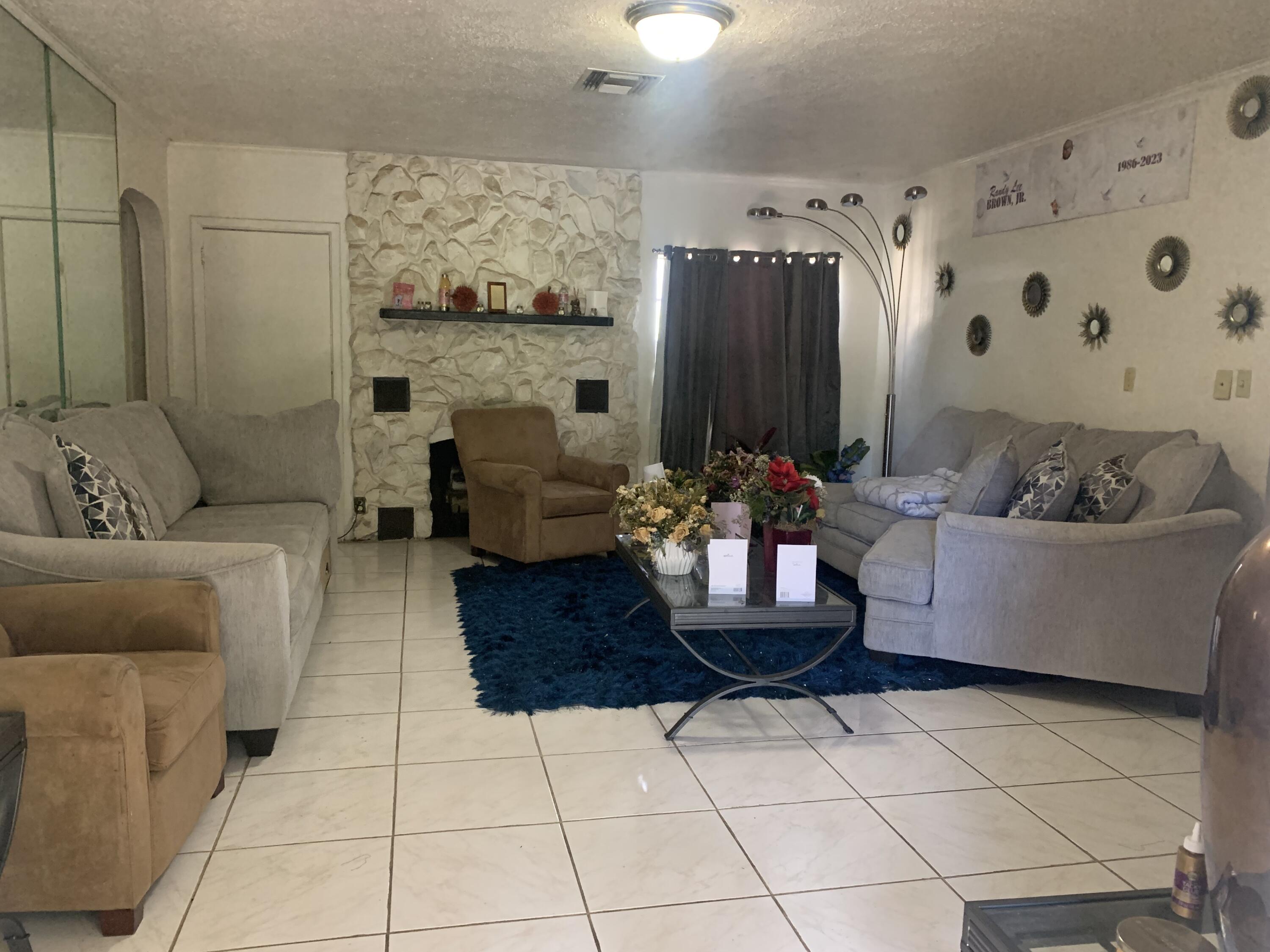 3404 Ave O Fort Pierce, FL 34947 - Photo 2 of 16 Living room