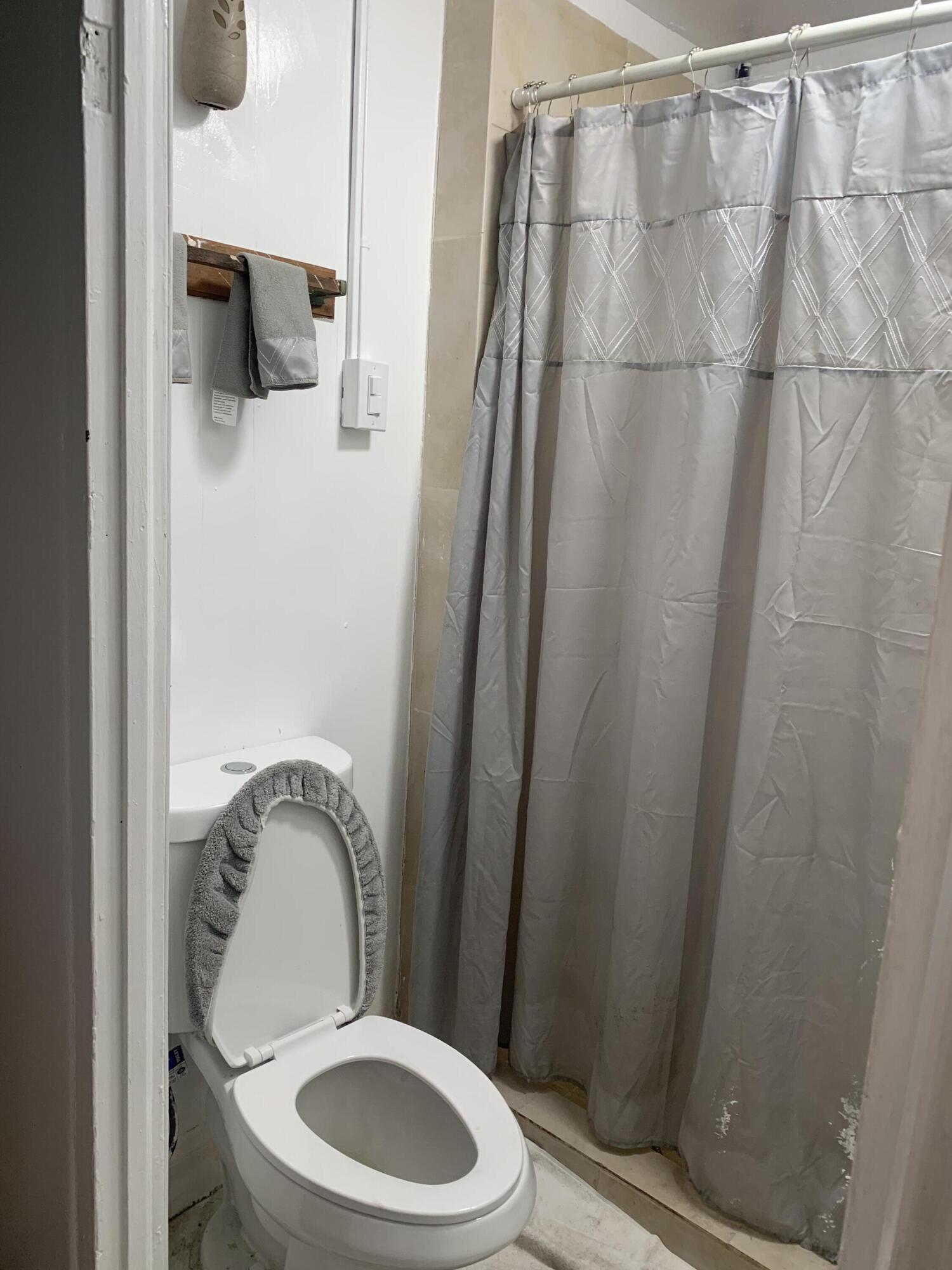 3404 Ave O Fort Pierce, FL 34947 - Photo 6 of 16 Bathroom#1