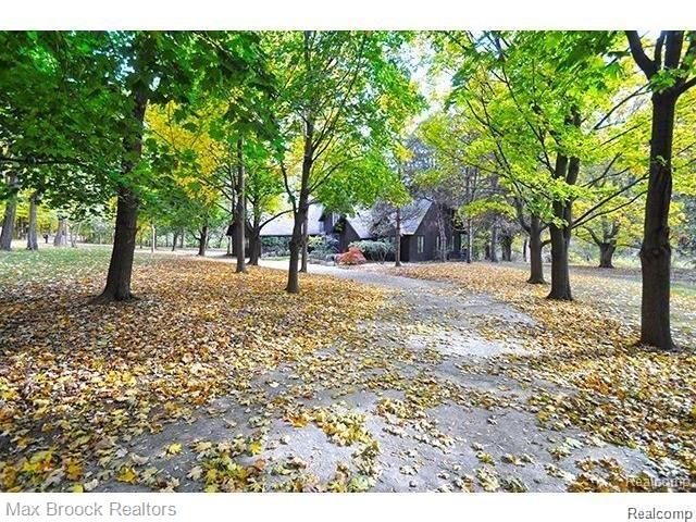 36601 Howard Road Farmington, MI 48331 - Photo 3 of 38 CIRCULAR DRIVE