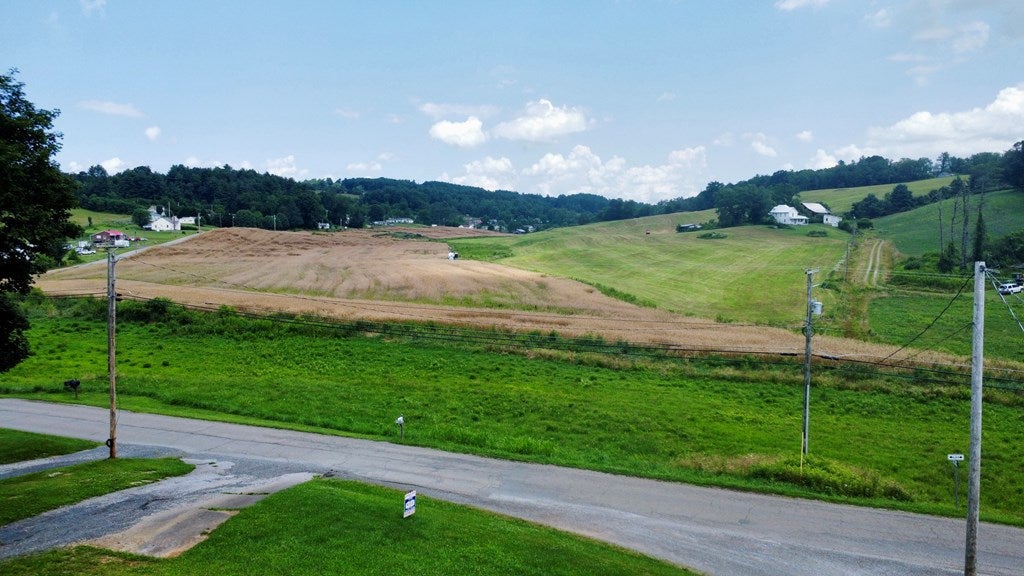 347 Winding Road Fries, VA 24330 - Photo 4 of 28 Gallery Image 4