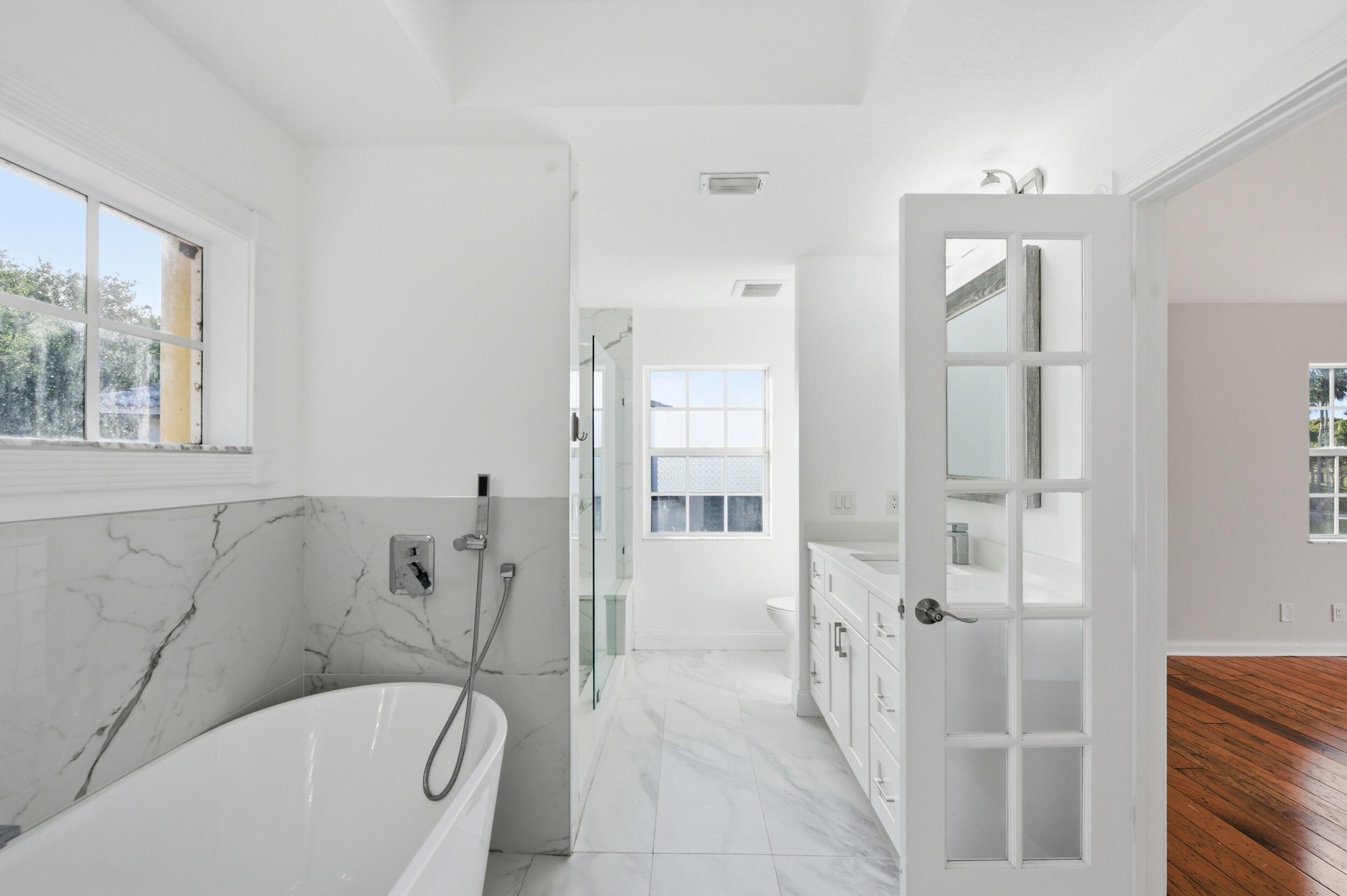 207 Banyanwood Point Jupiter, FL 33458 - Photo 26 of 47 Primary Ensuite