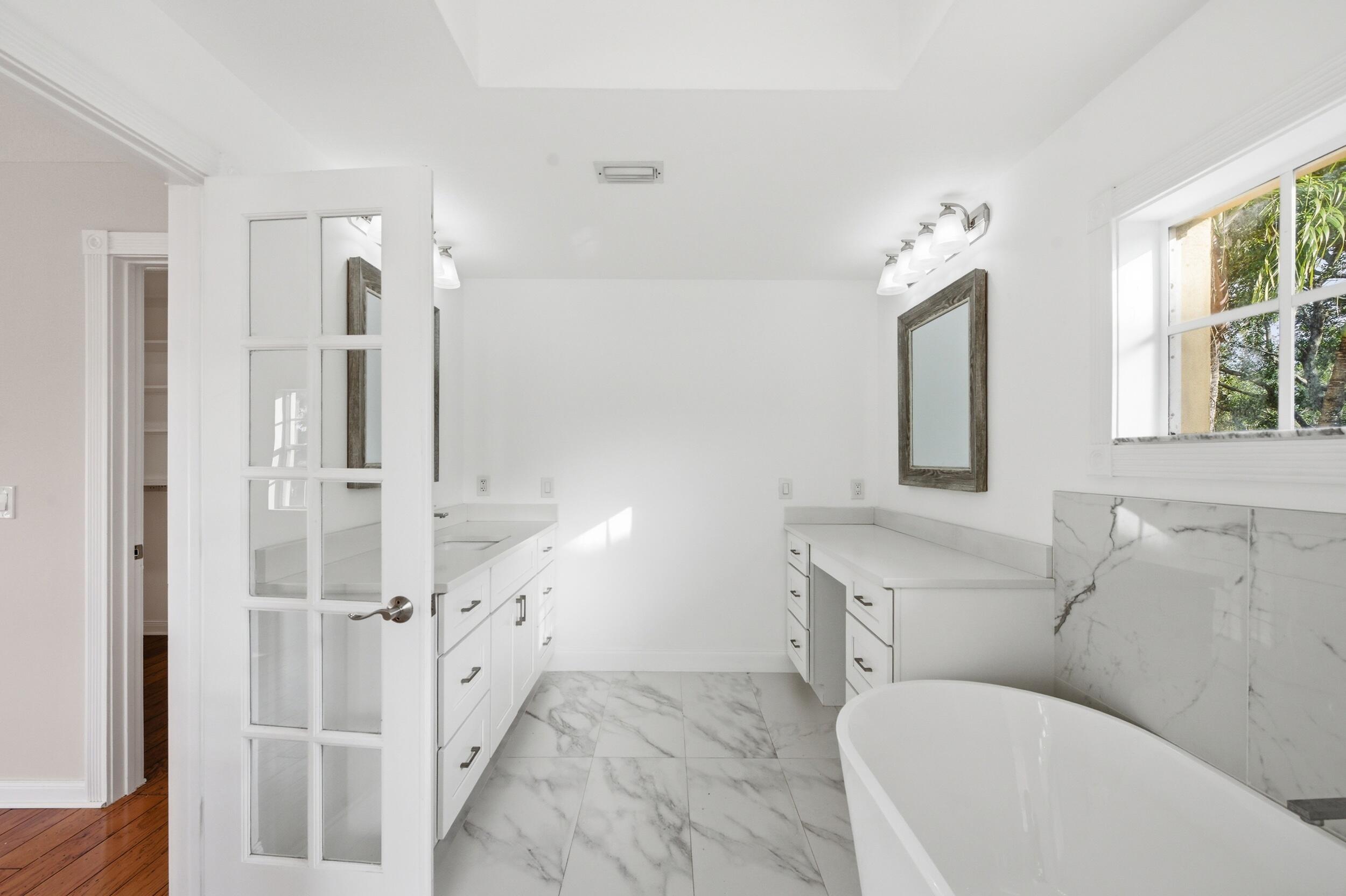 207 Banyanwood Point Jupiter, FL 33458 - Photo 28 of 47 Primary Ensuite