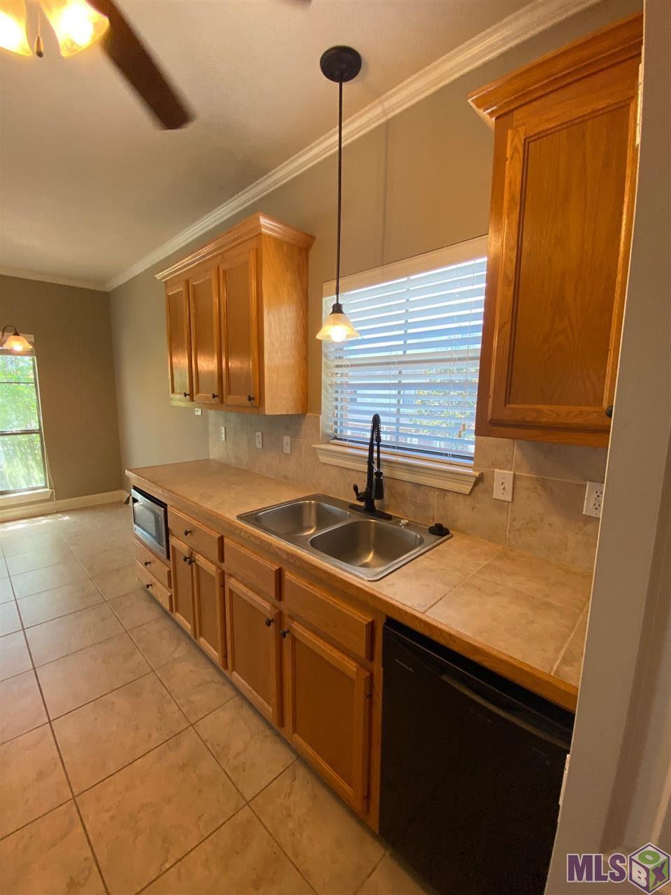 818 Meadow Bend Drive, Unit E Baton Rouge, LA 70820 - Photo 4 of 18