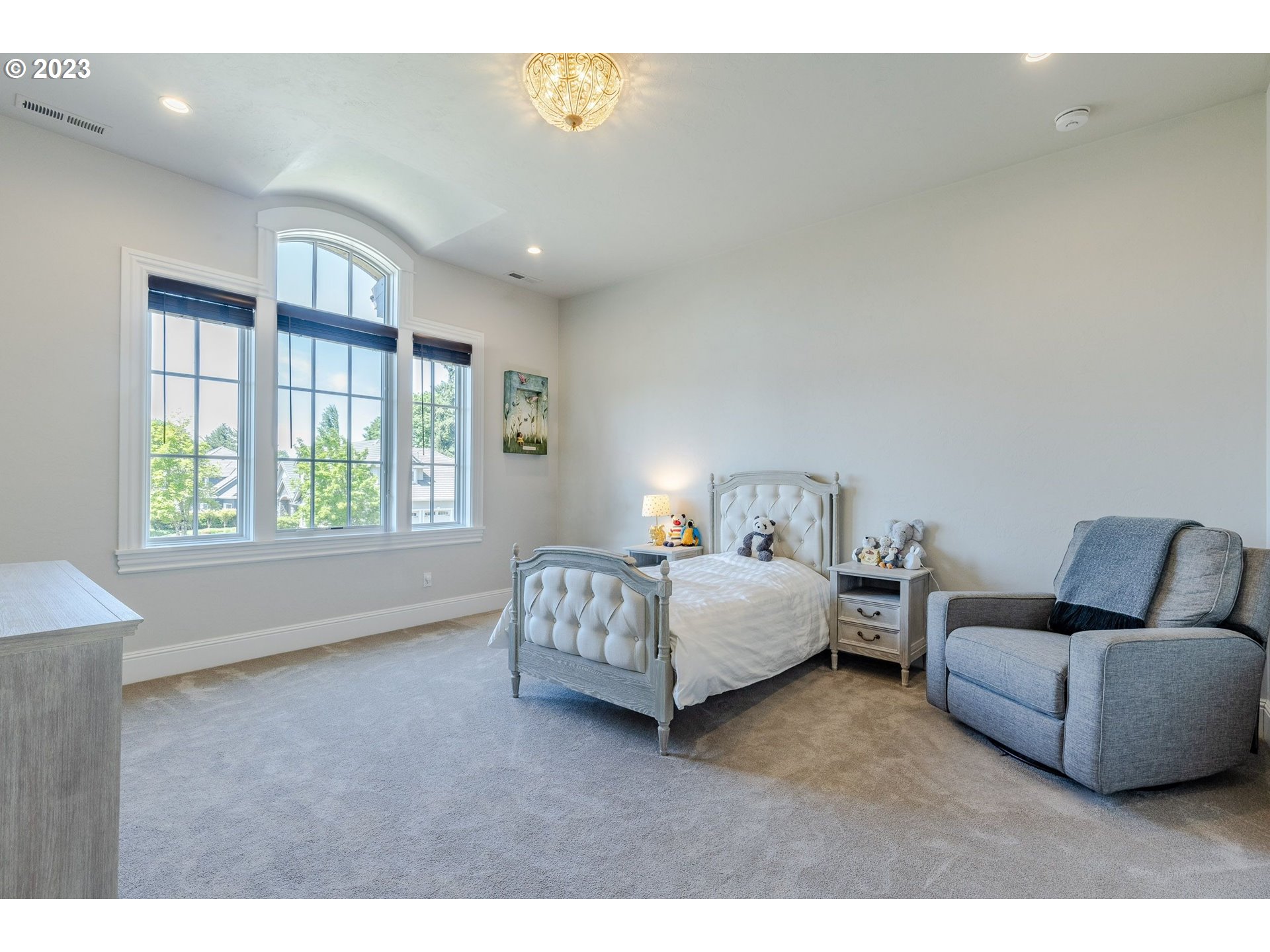 4075 Gilham Road Eugene, OR 97408 - Photo 29 of 48 a living room with furniture and a large window