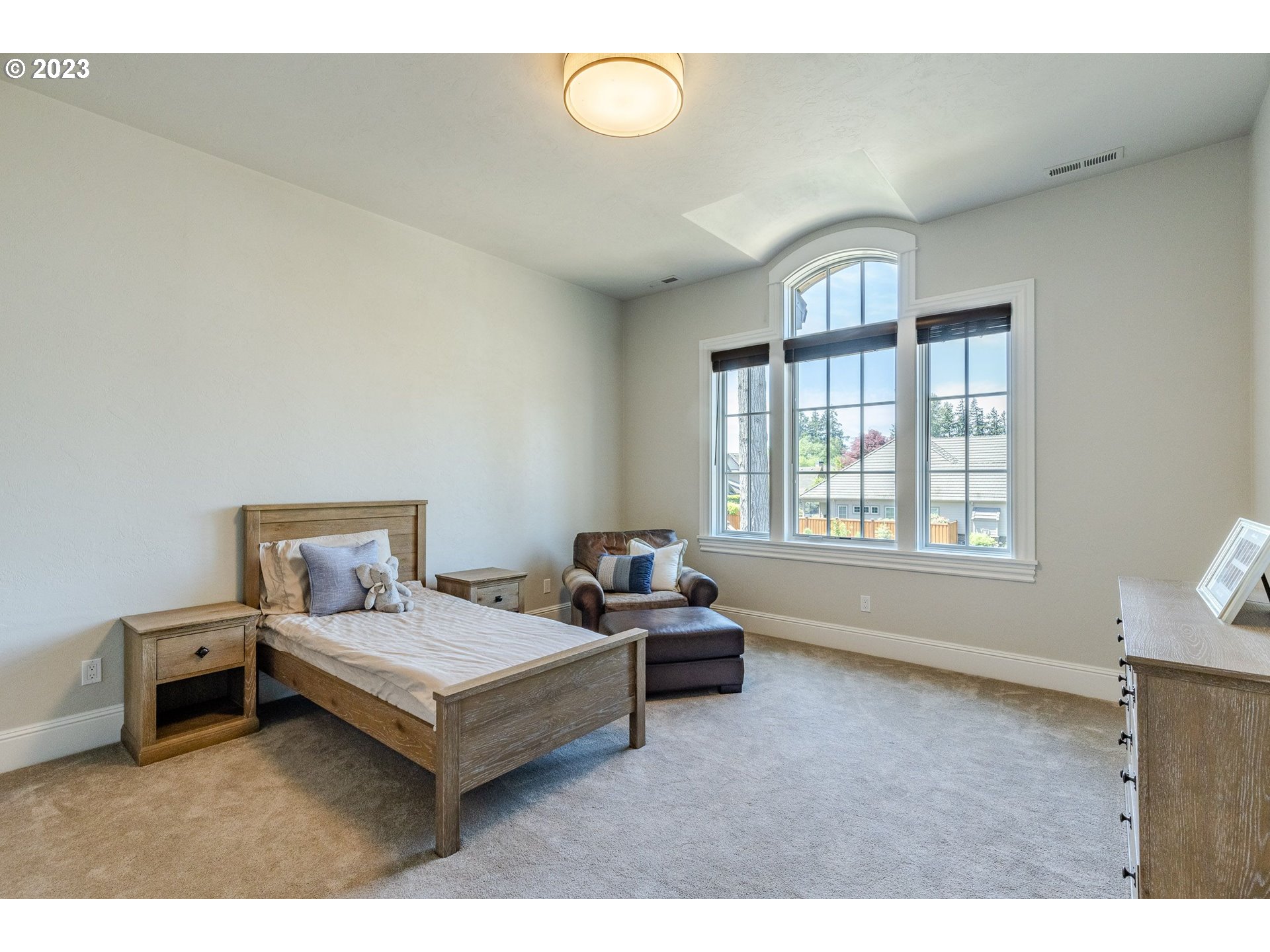 4075 Gilham Road Eugene, OR 97408 - Photo 30 of 48 a living room with furniture and a window