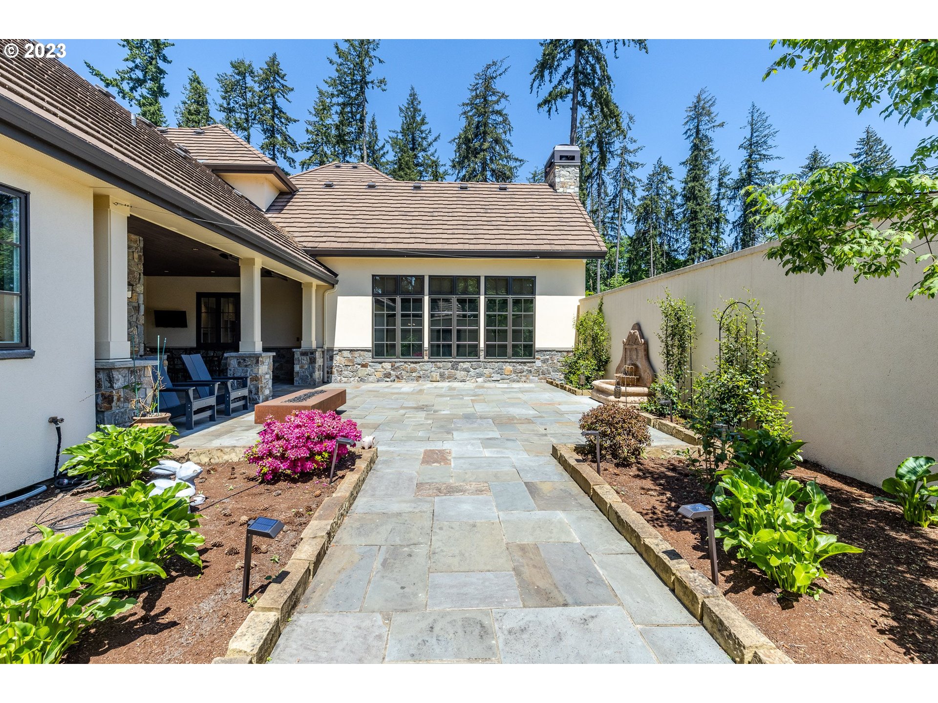 4075 Gilham Road Eugene, OR 97408 - Photo 37 of 48 a view of a house with sitting area