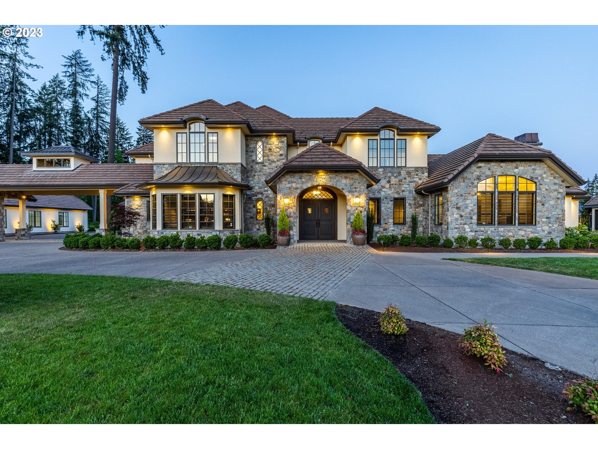 4075 Gilham Road Eugene, OR 97408 - Photo 43 of 48 a front view of a house with a garden