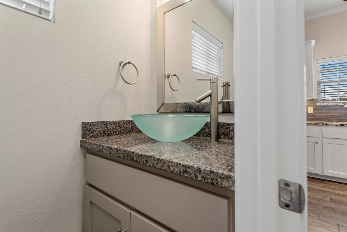 7036 West 43rd Street Houston, TX 77092 - Photo 17 of 28 a room with a potted plant and a window