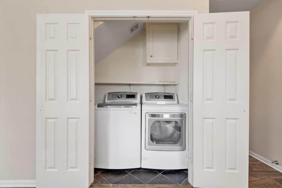 7036 West 43rd Street Houston, TX 77092 - Photo 18 of 28 a utility room with dryer and washer