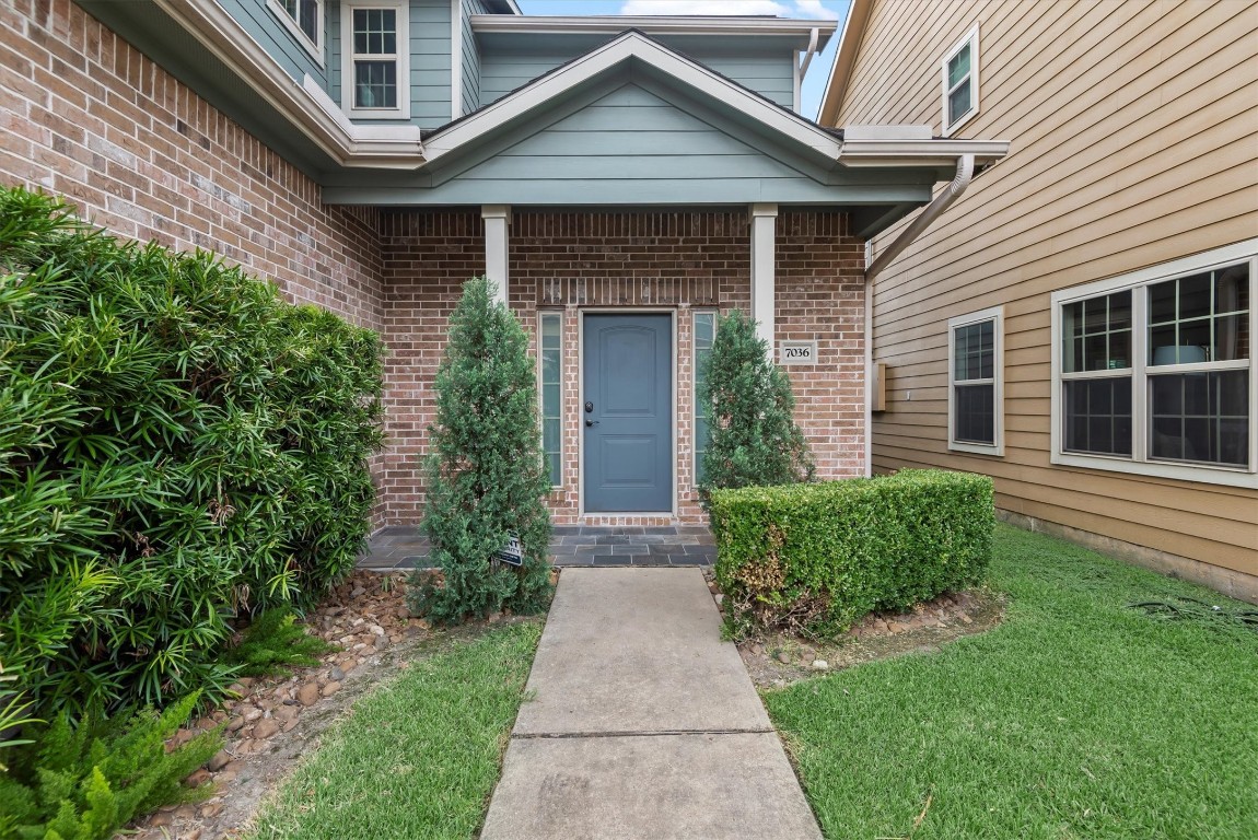7036 West 43rd Street Houston, TX 77092 - Photo 2 of 28 a front view of a house with garden